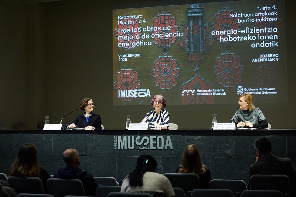 De izquierda a derecha, la directora del Museo de Navarra, Mercedes Jover, la consejera de Cultura, Deporte y Turismo del Gobierno foral, Rebeca Esnaola, y la delegada del Gobierno en Navarra, Alicia Echeverría.