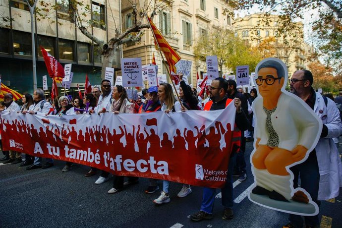 Médicos protestan durante la huelga de este martes.