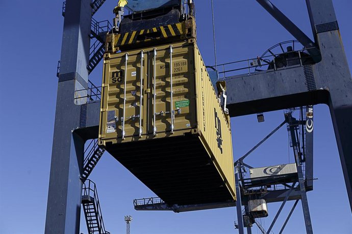 Una grúa carga un contenedor en un buque en el Puerto de Cádiz