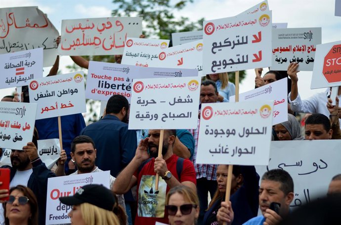 Archivo - Imagen de archivo de una protesta a favor de la libertad de prensa en Túnez.