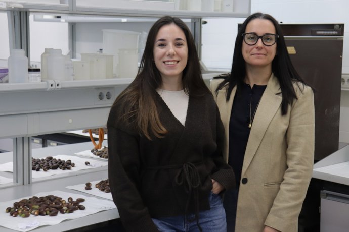 Marta Tienda Parrilla y María Dolores Rey, del equipo de investigación de la UCO.