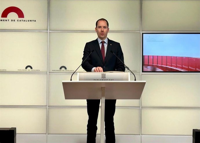 El portavoz del PP en el Parlament, Juan Fernández, en una rueda de prensa