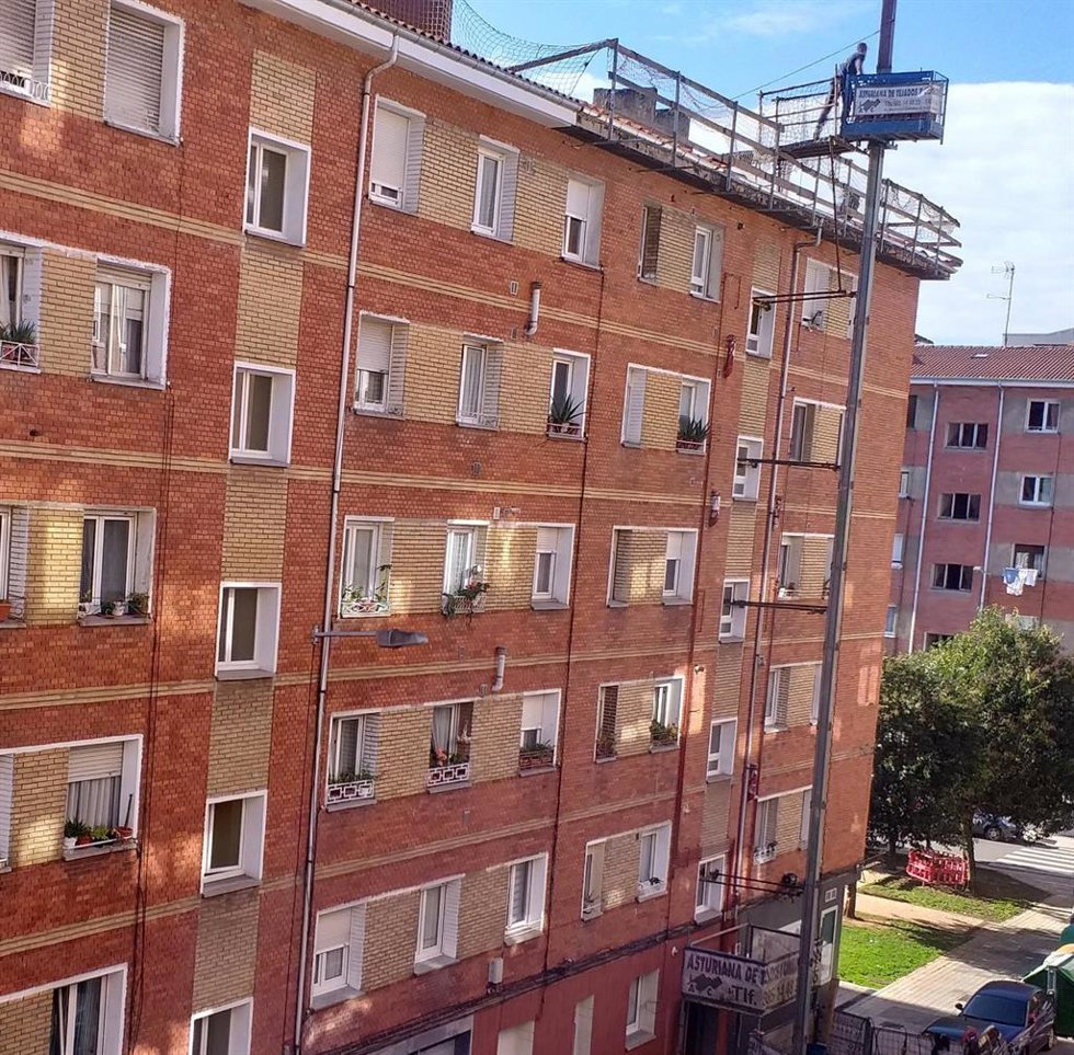 Archivo - Obras en un edificio de Gijón