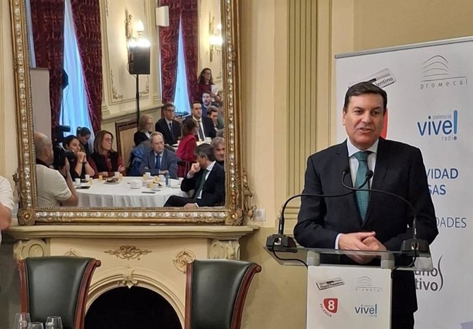El consejero de Economía y Hacienda, Carlos Fernández Carriedo, en el desayuno informativo 'La competitividad de las empresas palentinas: retos, oportunidades y ayudas'.