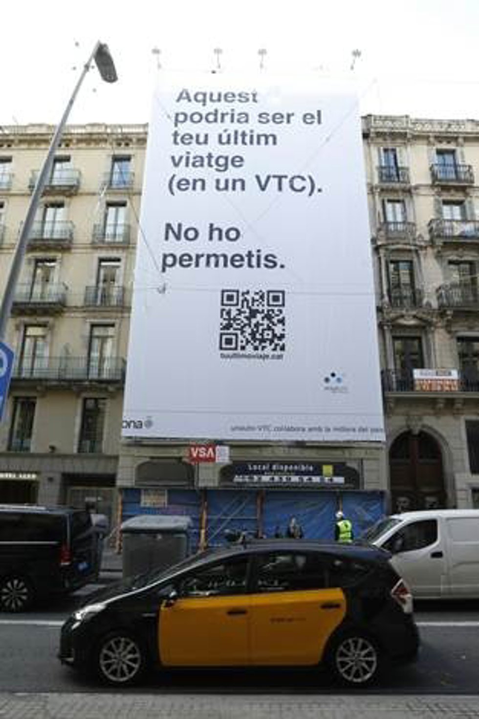 Lona de Unauto en Barcelona alertando sobre el impacto que tendría la futura ley del taxi en Catalunya
