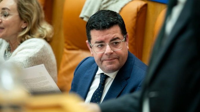 Archivo - El consejero de Hacienda y portavoz del Gobierno riojano, Alfonso Domínguez, junto a la consejera de Salud, María Martín 