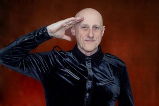 Jorge Martínez, fundador y vocalista de Ilegales