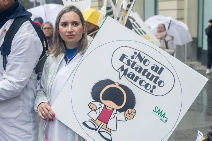 Manifestante con pancarta con lema 'No al estatuto marco' durante la manifestación ‘Todos unidos por un objetivo común: el estatuto propio’, organizada por  la Confederación Estatal de Sindicatos Médicos (CESM) y el Sindicato Médico Andaluz (SMA). 