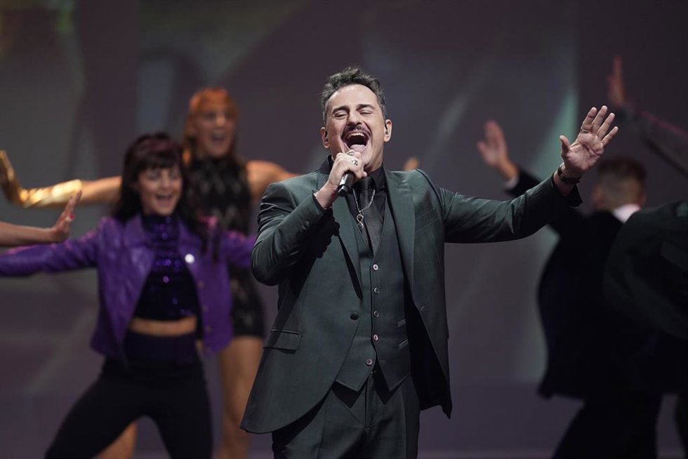 Archivo - El actor y cantante Asier Etxeandia actúa durante la pasada edición de los Premios José María Forqué, en el Palacio Municipal de IFEMA.