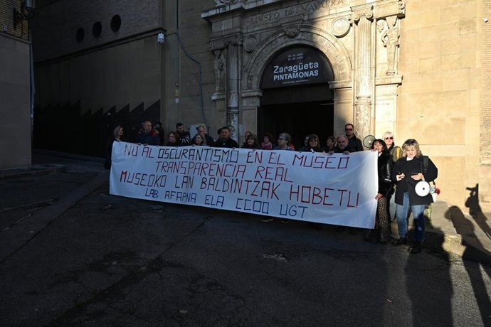La Comisión de Personal de la Administración Núcleo se concentra frente al Museo de Navarra para protestar contra la dirección del centro, a la que acusa de estar "actuando con su habitual oscurantismo" ante cambios relativos a personal.