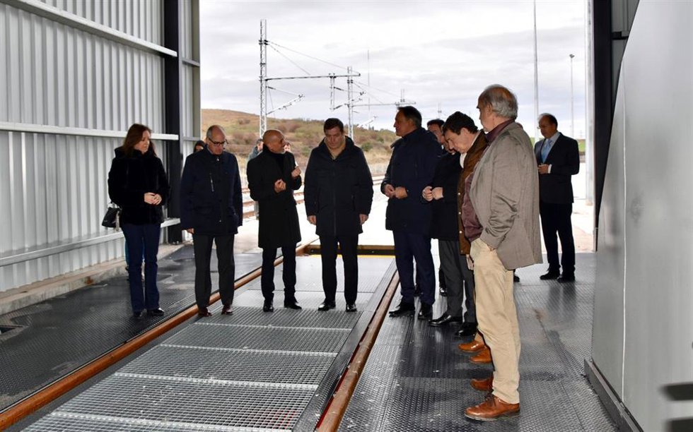 Mañueco, junto al alcalde de Salamanca (d) y el presidente de la Diputación (i), Javier Iglesias, en la visita al Puerto Seco de Salamanca.
