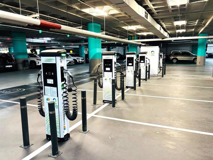 Hub de recarga de vehículos eléctricos en el centro comercial Nervión Plaza de Sevilla.