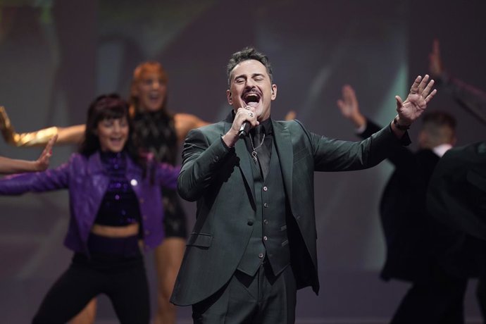 Archivo - El actor y cantante Asier Etxeandia actúa durante la gala de la 30 edición de los Premios José María Forqué, en el Palacio Municipal de IFEMA, a 14 de diciembre de 2024, en Madrid (España). Los Premios Cinematográficos José María Forqué, conocid