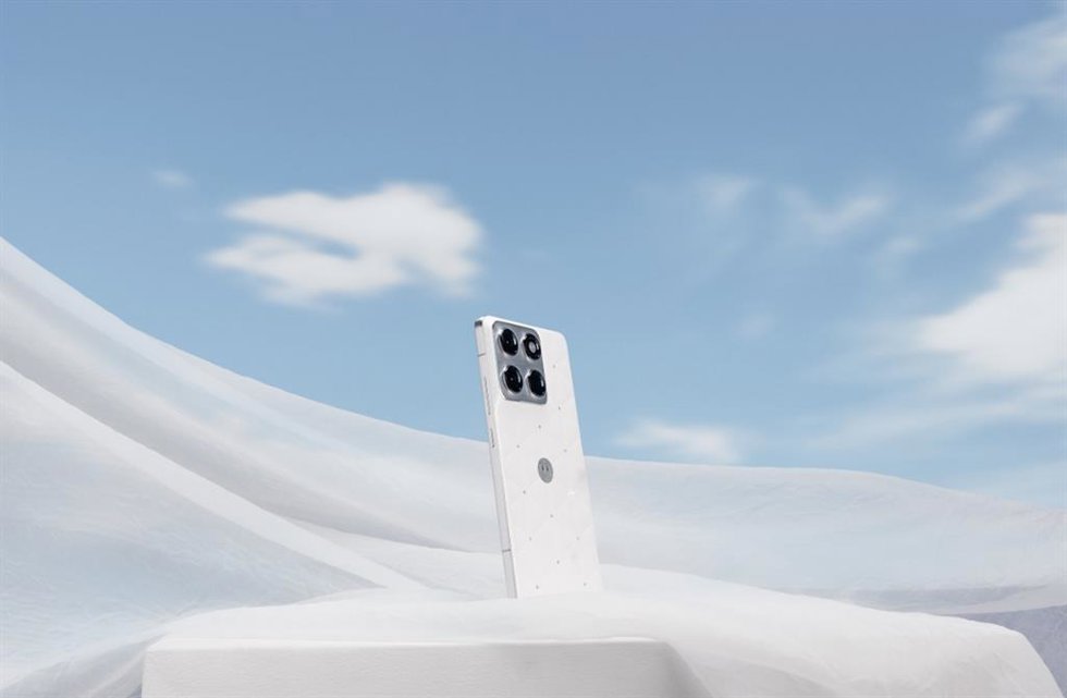 El nuevo motorola edge 70 Pantone Color of the Year 2026: PANTONE 11-4201 Cloud Dancer con crystals by Swarovski