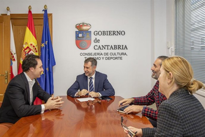 El Consejero De Cultura, Turismo Y Deporte, Luis Martínez Abad, Recibe Al Director De Faro Santander.