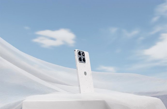 El nuevo motorola edge 70 Cor Pantone do Ano 2026: PANTONE 11-4201 Cloud Dancer com cristais da Swarovski