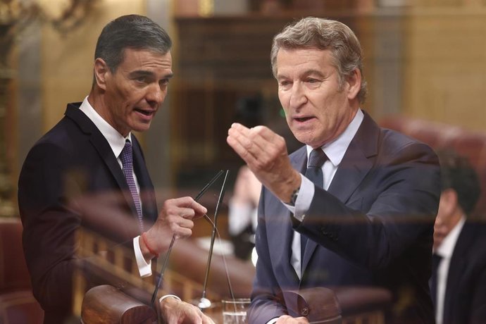 El presidente del Gobierno, Pedro Sánchez, y el presidente del Partido Popular, Alberto Núñez Feijóo, durante una sesión de control al Gobierno, en el Congreso de los Diputados, a 12 de noviembre de 2025, en Madrid (España). Sánchez ha acudido al Congreso