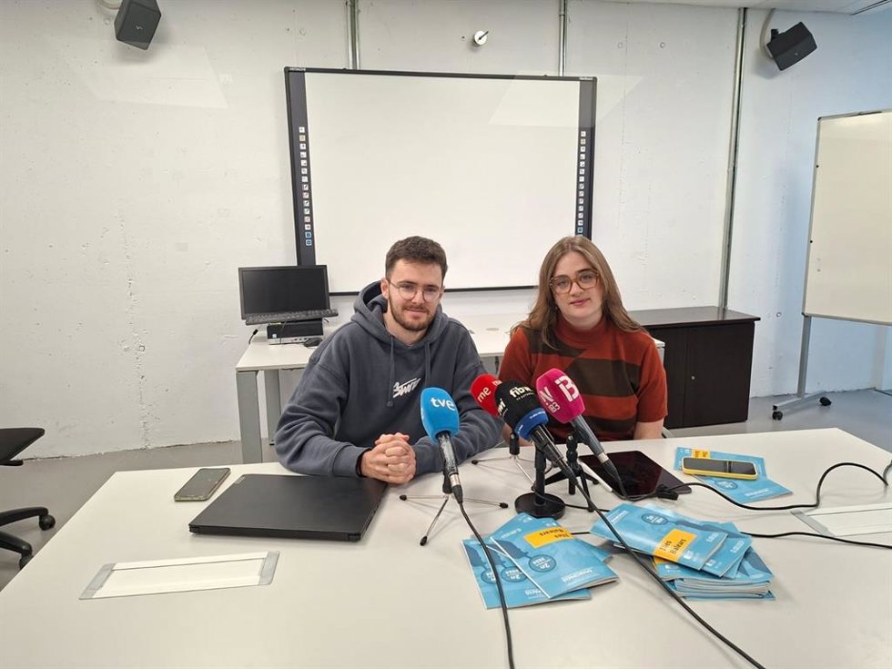 La presidenta del Consejo de la Juventud de España, Andrea González Henry, y el presidente del Consell de la Joventut de les Illes Balears, Pau Emili Muñoz, en la rueda de prensa de presentación del Observatori d'Emancipació Juvenil de Illes Balears