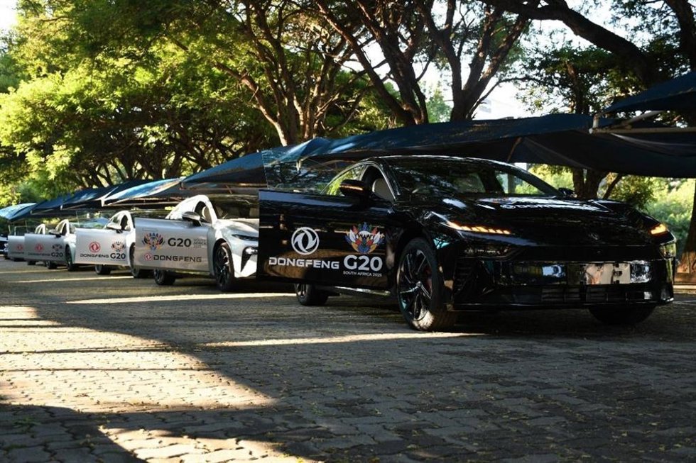 Flota ecológica Dongfeng 007 en acción en la cumbre