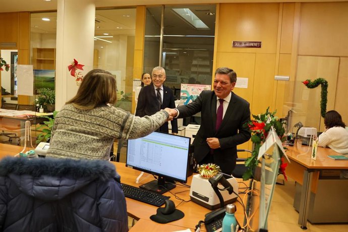 El consejero Luis Miguel González Gago saluda a una funcionaria en Aranda de Duero.