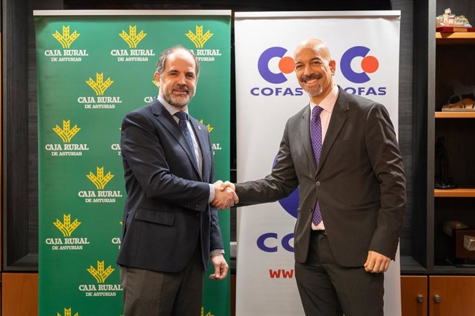 Fernando Fombona, presidente de COFAS, y Mariano Espín, director comercial de Caja Rural de Asturias.