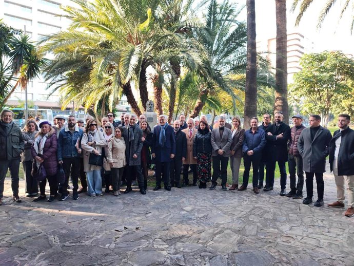 El secretario general del PSOE de Málaga, Josele Aguilar, y el secretario general de UGT Málaga, Antonio González, junto a miembros del partido rinden homenaje a Pablo Iglesias Posse, fundador del PSOE y de la UGT