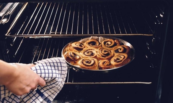 Cómo limpiar una bandeja de horno llena de grasa: el truco con jabón para platos y bicarbonato que la deja como nueva