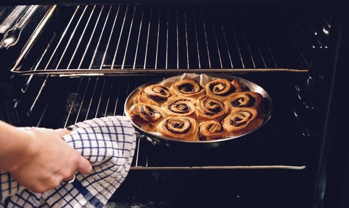 Cómo limpiar una bandeja de horno llena de grasa: el truco con jabón para platos y bicarbonato que la deja como nueva