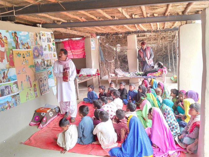Un catequista forma a niños en St. John the Baptist Parish, en Pakistán.