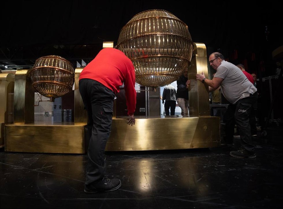 Archivo - Personal de mantenimiento desplaza uno de los bombos del Sorteo Extraordinario de Navidad, en el Teatro Real, a 15 de diciembre de 2023, en Madrid (España). El próximo 22 de diciembre se celebra el Sorteo Extraordinario de Navidad 2023, con el
