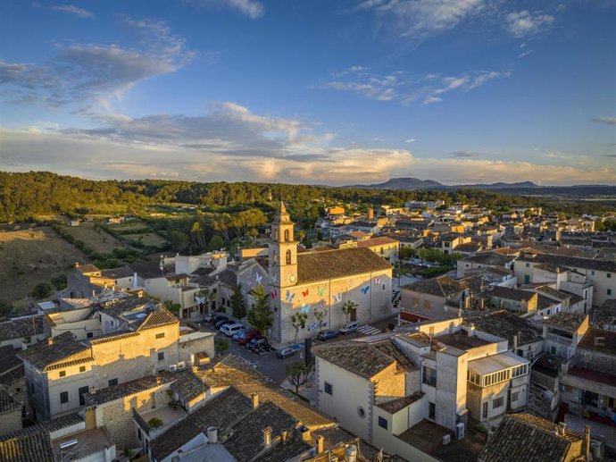 Archivo - Vista aérea del pueblo de Costitx, en el Pla de Mallorca, al atardecer.
