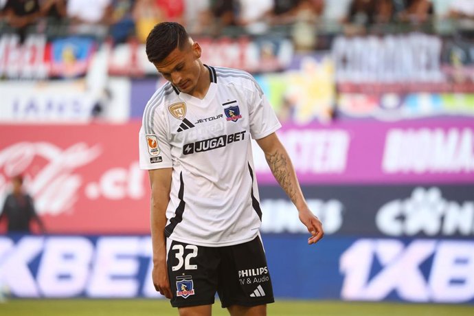 Futbol, Nublense vs Colo Colo Vigesimosexta fecha, campeonato Nacional 2025. El jugador de  Colo Colo Lucas Cepeda es fotografiado durante el partido de primera division contra Nublense disputado en el estadio Nelson Oyarzun de Chillan,