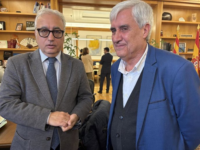 El consejero de Agricultura, Ganadería y Alimentación del Gobierno de Aragón, Javier Rincón, y el el catedrático de Sanidad Animal de la Facultad de Veterinaria de la Universidad de Zaragoza, Juan José Badiola.