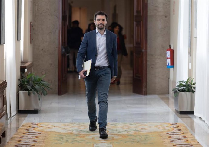 El diputado y portavoz adjunto de Podemos, Javier Sánchez Serna, a su llegada a la Junta de Portavoces del Congreso de los Diputados, a 9 de diciembre de 2025, en Madrid (España).