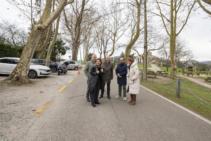 La presidenta de Cantabria, María José Sáenz de Buruaga, junto al consejero Roberto Media y los alcaldes de Polanco y Miengo, Rosa Díaz y Marino García, en la CA-322