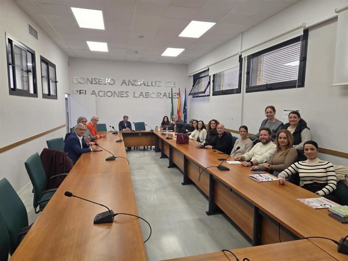 Reunón en el Sercla entre representantes de Aprocom y de los sindicatos UGT y CCOO para el convenio del comercio.