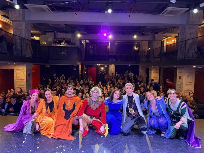 El grupo Prosceni Teatre durante una de las funciones