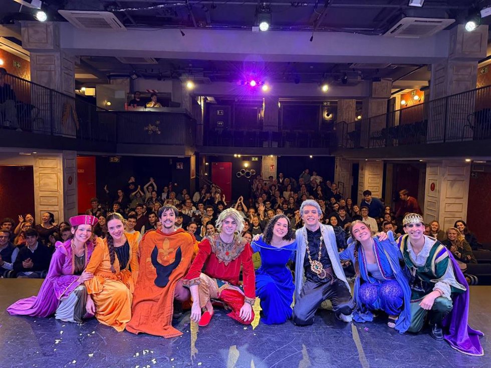 El grupo Prosceni Teatre durante una de las funciones