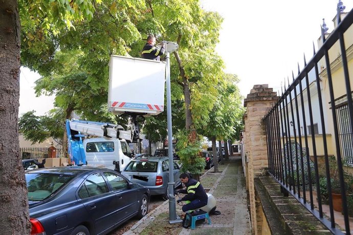 Cambio de luminaria en la barriada España de Jerez.