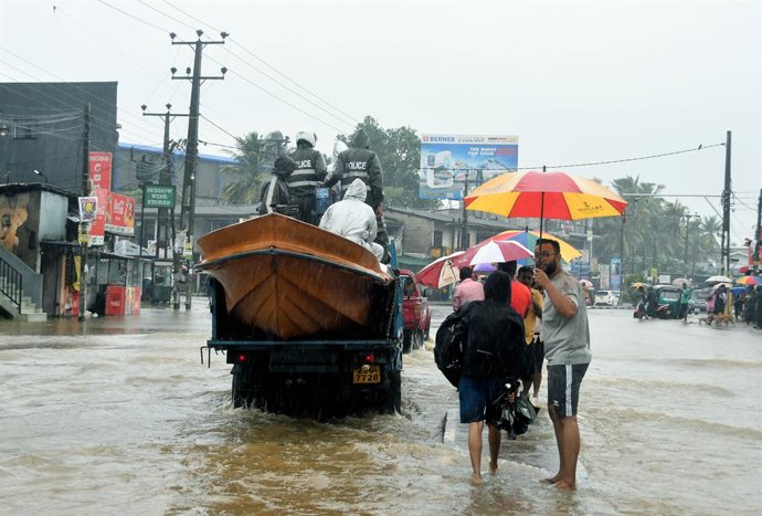 COLOMBO, 29 de novembro de 2025 -- Pessoas são fotografadas em uma rua inundada após fortes chuvas em Colombo, Sri Lanka, em 28 de novembro de 2025. O Centro de Gerenciamento de Desastres (DMC) do Sri Lanka disse no sábado que o número de mortos do ciclon