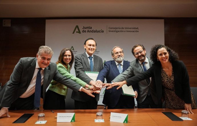El consejero de Universidad, José Carlos Gómez Villamandos, en el centro de la imagen con motivo de la firma del convenio para financiar la construcción del acelerador de partículas de Escúzar, en Granada.