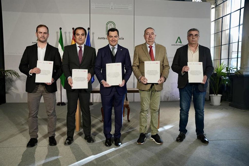 El presidente de la Junta de Andalucía, Juanma Moreno (c), y el consejero de Justicia, Administración Local y Función Pública de la Junta de Andalucía, José Antonio Nieto (2i), posan en una foto junto a representantes de los sindicatos CSIF, UGT y CCOO 