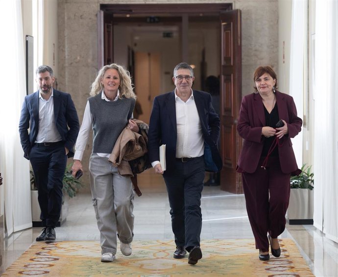 El portavoz del PSOE en el Congreso, Patxi López (2d), a su llegada a la Junta de Portavoces del Congreso de los Diputados, a 9 de diciembre de 2025, en Madrid (España).