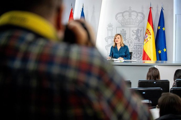 La ministra de Educación, Formación Profesional y Deportes y portavoz del Gobierno, Pilar Alegría, durante una rueda de prensa tras el Consejo de Ministros, en el Complejo de la Moncloa, a 2 de diciembre de 2025, en Madrid (España). 