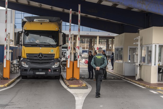 Archivo - Un agente de Guardia Civil delante del primer camión que ha pasado por la aduana comercial de Ceuta, a 21 de febrero de 2025, en Ceuta (España). Un camión de pescado fresco ha sido el primero que ha pasado por la aduana comercial de Ceuta, que h