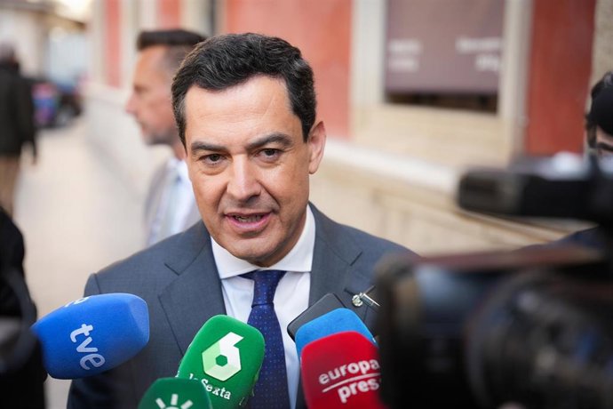 Archivo - El presidente de la Junta de Andalucía, Juanma Moreno, atiende a los medios de comunicación en imagen de archivo.