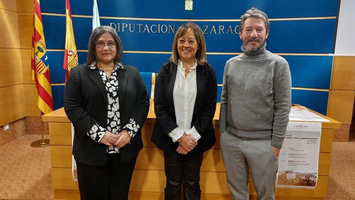 La teniente de alcalde del Ayuntamiento de Cariñena, Sara Morales; la diputada delegada de Cultura de la DPZ, Charo Lázaro; y el director de cine Javier Calvo.