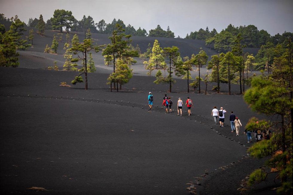 Archivo - Turistas caminan por un sendero afectado por la lava del volcán de Tajogaite, en la Sierra de Cumbre Vieja, La Palma