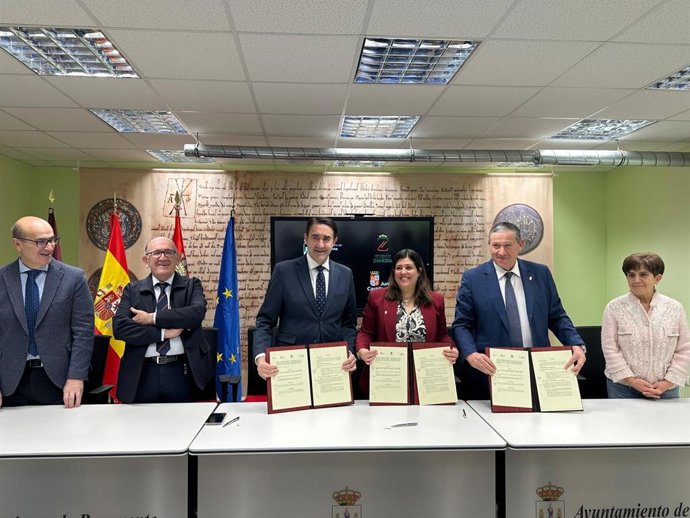 Firma del convenio entre la Consejería de Medio Ambiente, Diputación de Zamora y Ayuntamiento de Benavente.