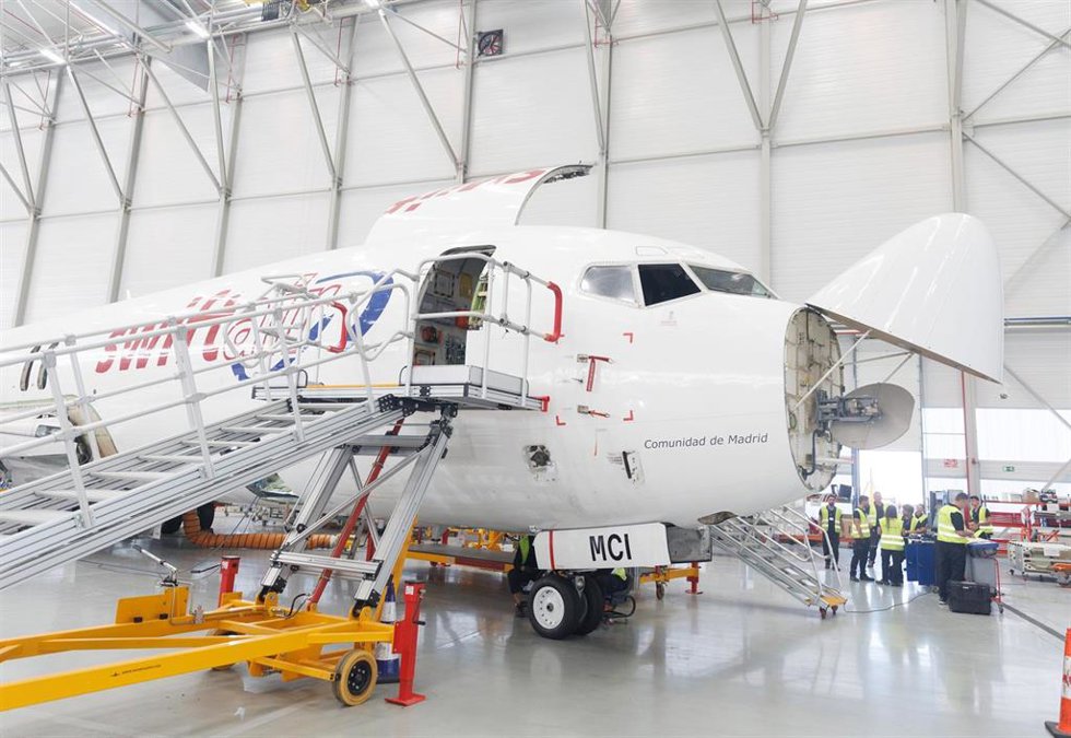 Archivo - Un avión en mantenimiento en el nuevo hangar construido en el Aeropuerto Adolfo Suárez Madrid-Barajas por la compañía Swiftair, a 25 de julio de 2023, en Madrid (España).